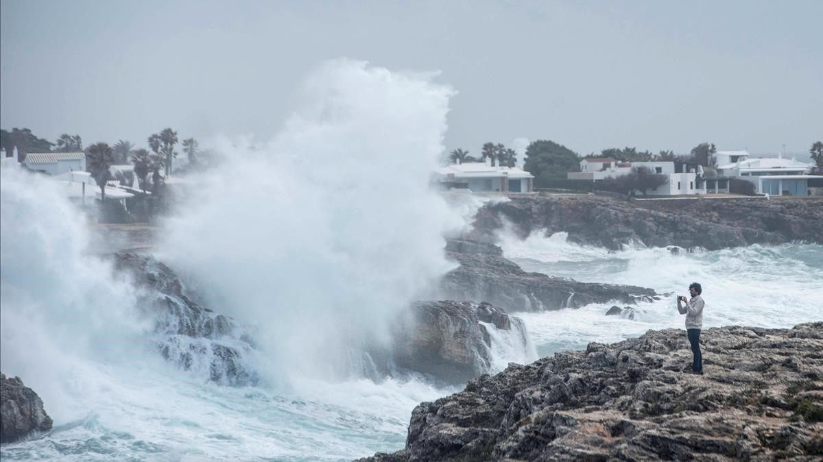 MAHON (MENORCA)  22 01 2021 - Grandes olas rompen contra las rocas en Binidali  Mahon  Todas las comunidades  salvo las Islas Canarias  permanecen este viernes en alerta por la borrasca Hortense que dejara fuerte temporal con rachas de vientos de hasta 120 kilometros por hora  olas entre 5 y 8 metros  deshielo o nevadas en cotas altas de montana  EFE  David Arquimbau Sintes