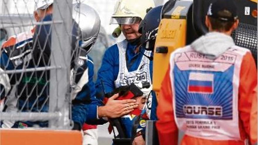 Carlos Sainz (Toro Rosso) és evacuat del seu monoplaça pels serveis mèdics del Circuit de Sotxi.