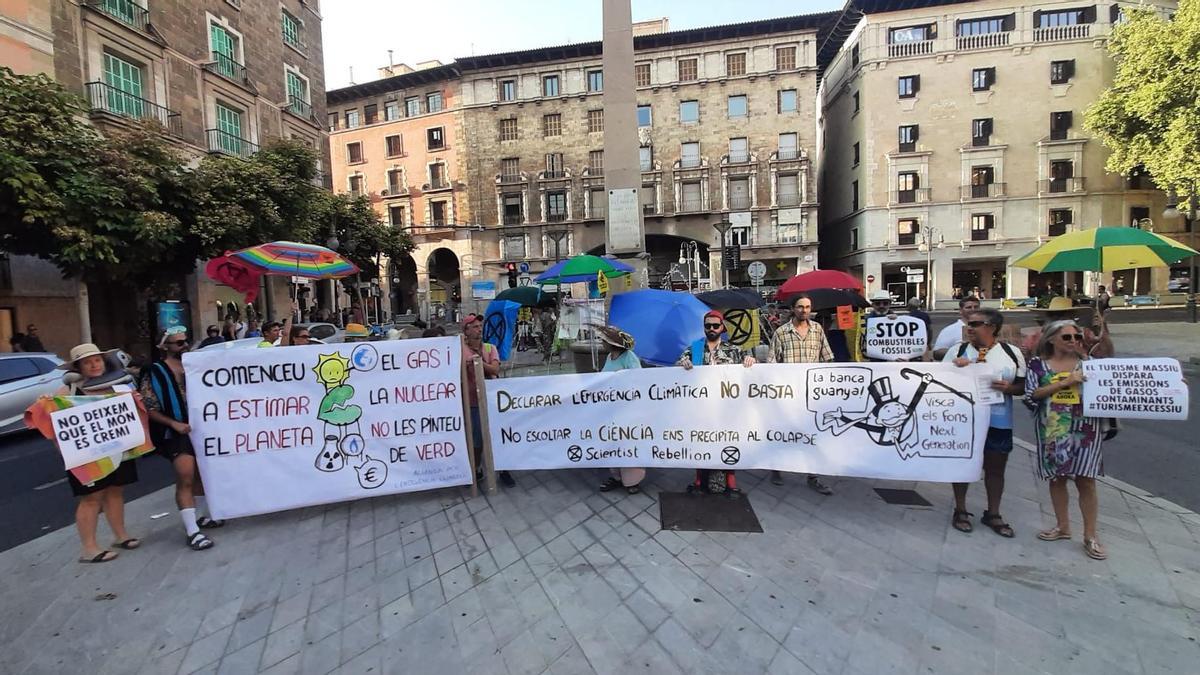 Activistas contra el cambio climático en la plaza Joan Carles I de Palma.