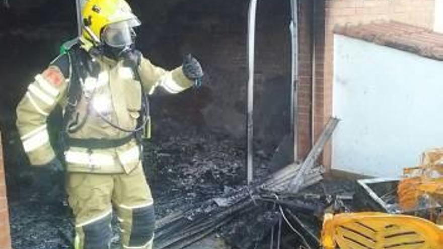 Un bomber treballant en l&#039;extinció de l&#039;incendi.