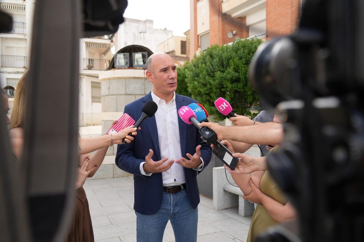 El portavoz del Grupo Parlamentario Popular, José Ángel Sánchez Juliá, atiende a los medios este miércoles en Mërida