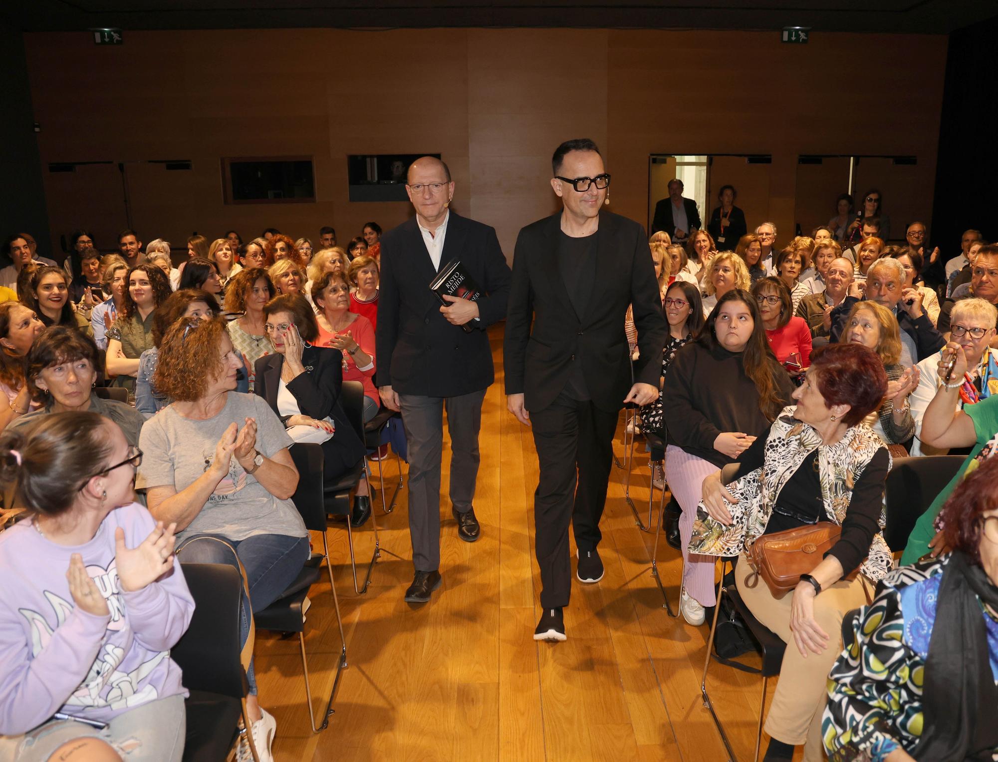 Risto Mejide llena el Club FARO en la presentación de su primera novela