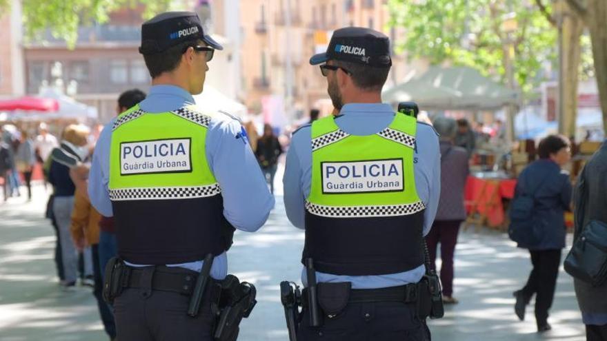 Agents de la Guàrdia Urbana a la Rambla de Figueres.