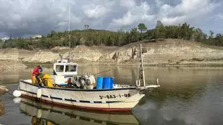 La operación de pesca de Sau empieza en Riudecanyes para eliminar peces invasores
