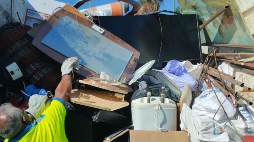 El punto móvil de recogida de trastos retira 20 toneladas en tres meses