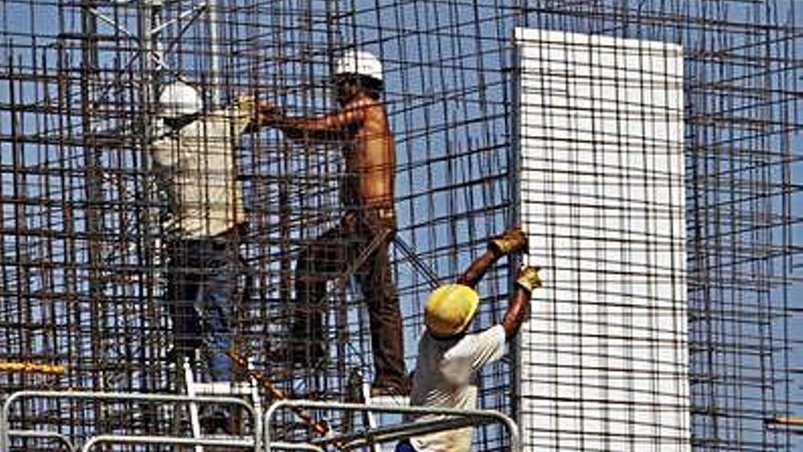 Trabajadores de la construcción en una obra.