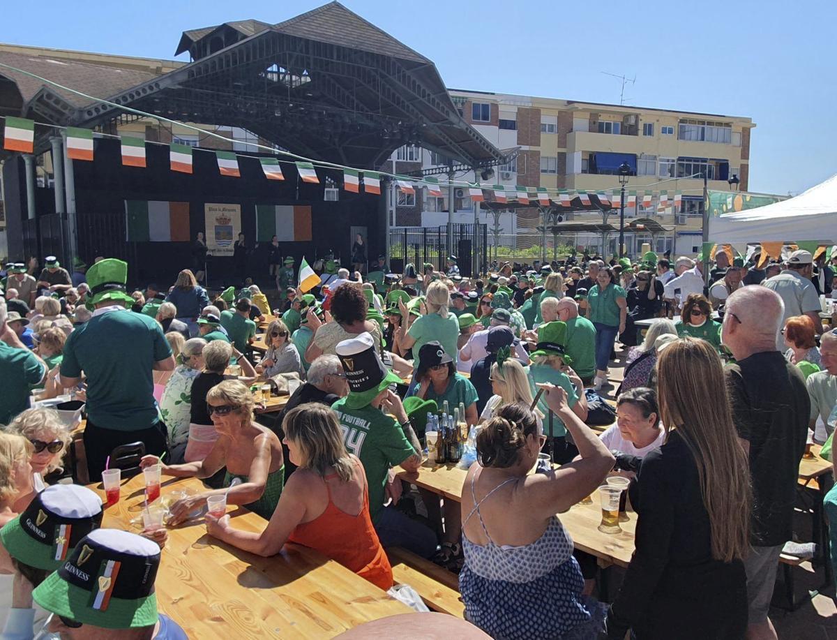 Aspecto que presentaba al mediodía la plaza de la Mezquita, eje de esta celebración en la Costa del Sol.