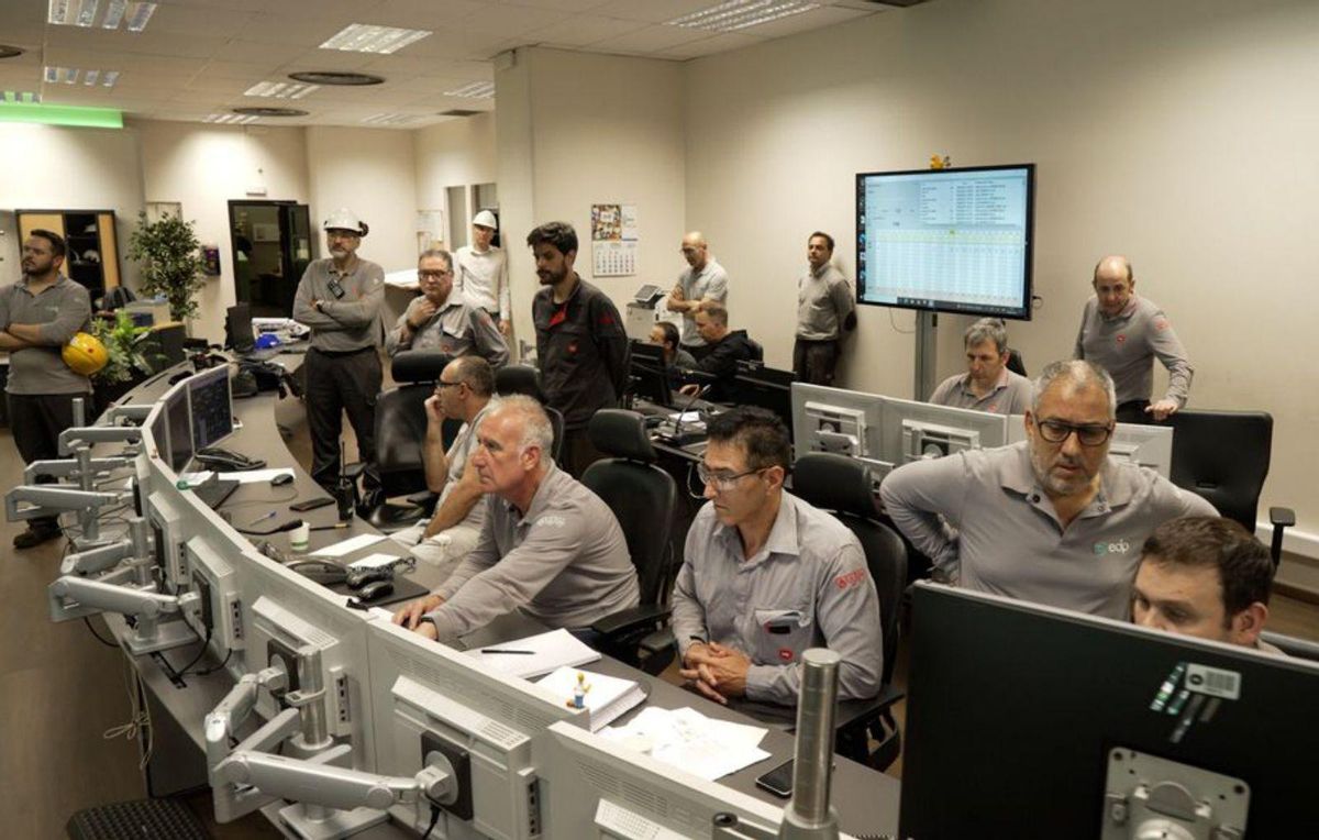 Técnicos de la sala de control, durante el acople del grupo a la red.   | EDP