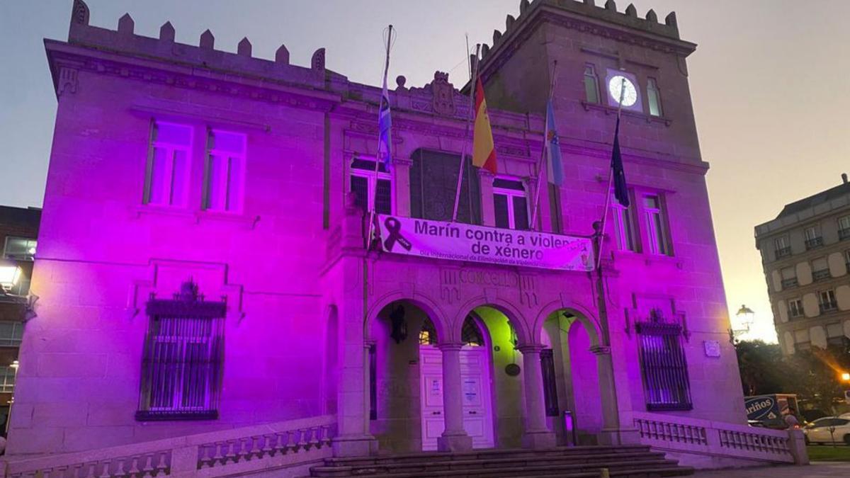 La Casa Consistorial de Marín, iluminada de violeta. |   // FDV
