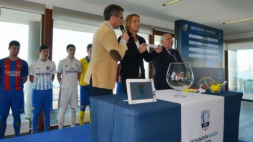 Míchel Salgado ejerciendo de mano inocente en el sorteo. // G. Santos