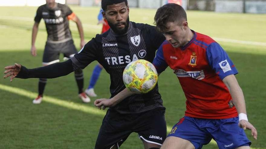 Miki Cantave, del Lealtad, a la izquierda, y Sergio, del Condal, disputan un balón.