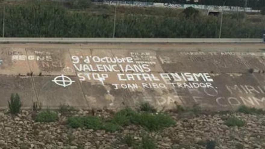 Pintada contra Joan Ribó, ayer en el cauce del Turia.Foto: Levante-EMV.