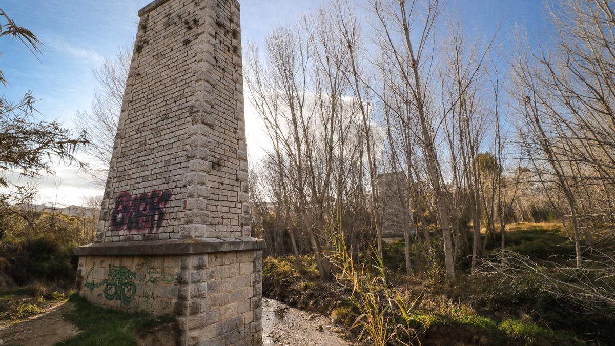 Pilastras del antiguo Pont de Ferro de Muro, cuyo tablero se repondrá para dar continuidad al itinerario.