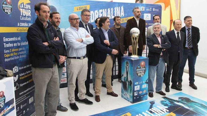 Los asistentes, ayer, en el Centro Cultural Marcos Valcárcel, con la Copa del Rey. // Iñaki Osorio
