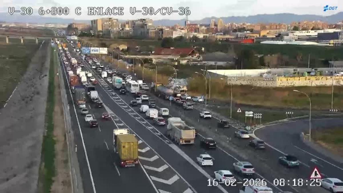 Congestión en la V-30 en su enlace con la autovía de Torrent