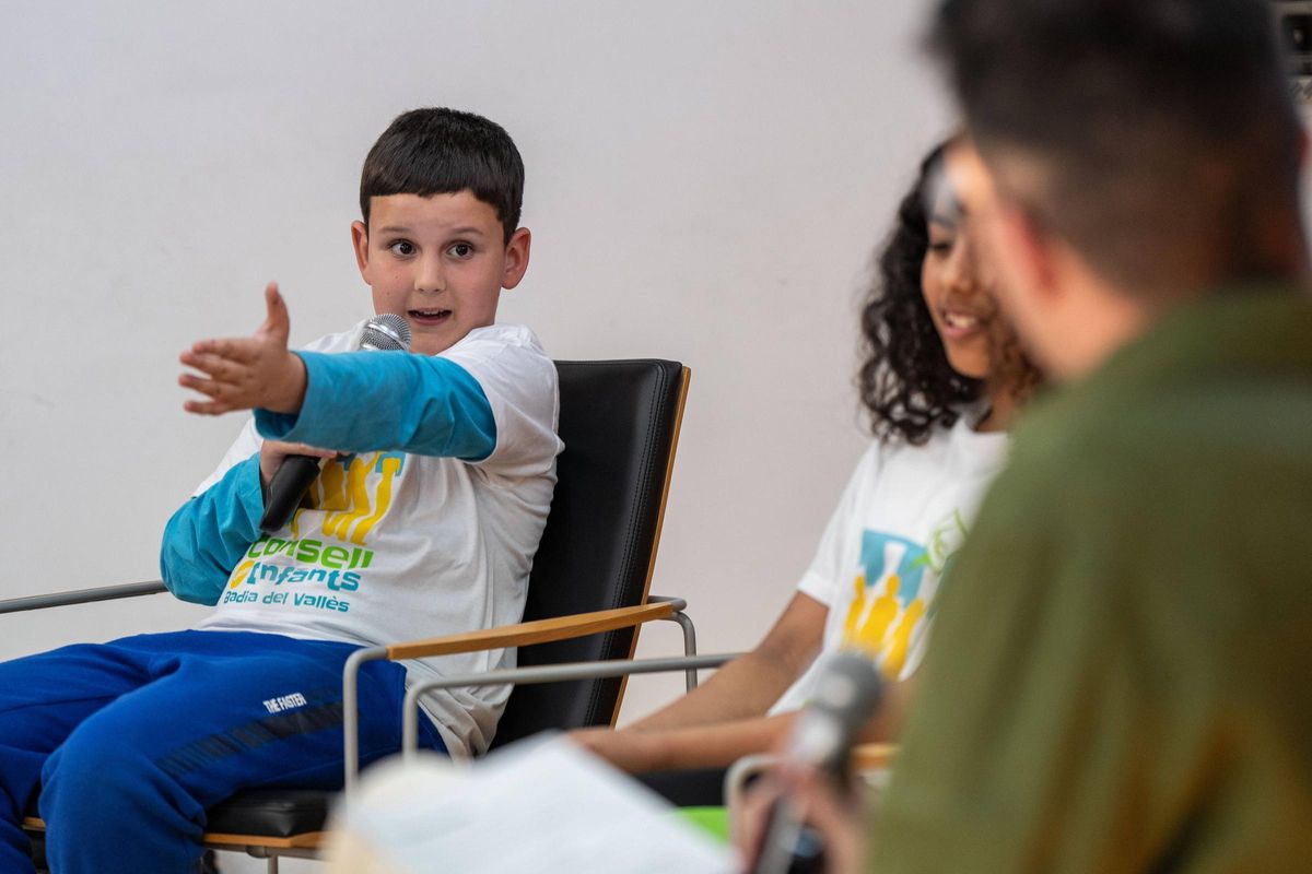 Iker y Mar, miembros del Consell de la Infancia, durante la presentación de la programación del 50 aniversario de Badia del Vallès