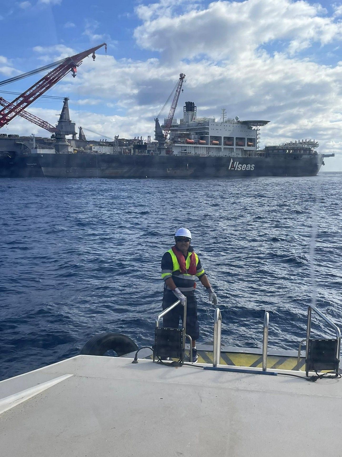 Pioneering Spirit, el buque más grande del mundo, cambia su tripulación en el Puerto de Las Palmas