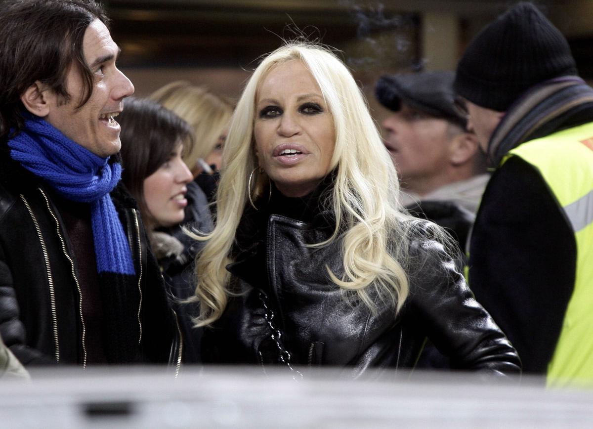MIL12 - MILÁN (ITALIA), 24/1/2010.- La diseñadora de moda Donatella Versace (d) observa desde la tribuna el juego entre el Inter de Milán contra el AC Milán hoy, domingo 24 de enero de 2010, durante su partido de fútbol de la Serie A en el estadio Giuseppe Meazza en Milán (Italia). EFE/MATTEO BAZZI