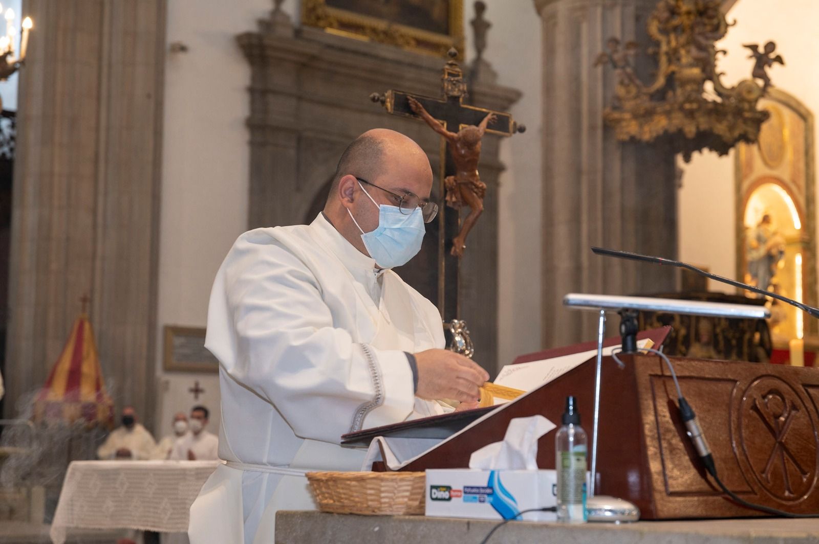 José Mazuelos ofició ayer sus primeras ordenaciones en  la catedral de Santa Ana