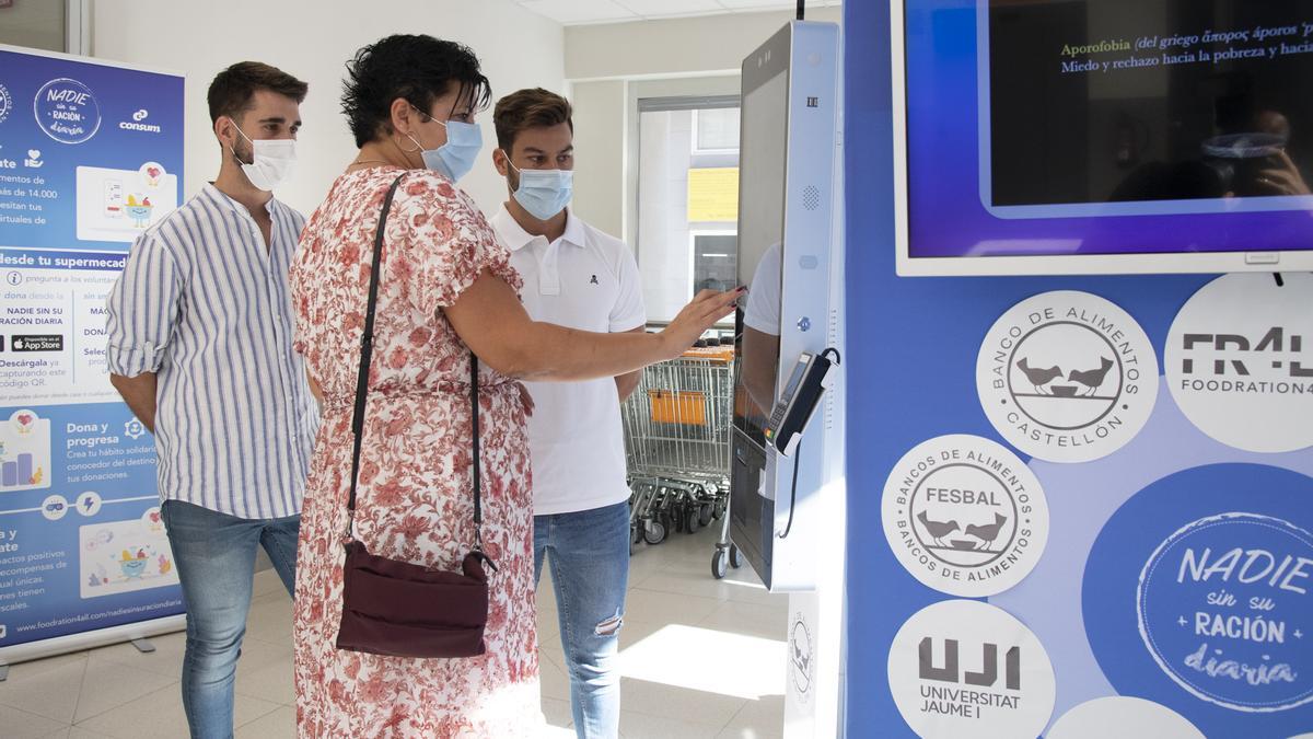 La vicepresidenta provincial, Patricia Puerta, conociendo el proyecto de donación virtual de alimentos