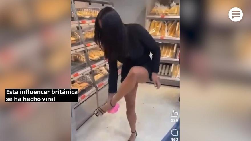 Una influencer se quita las bragas y las pone entre el pan de un supermercado