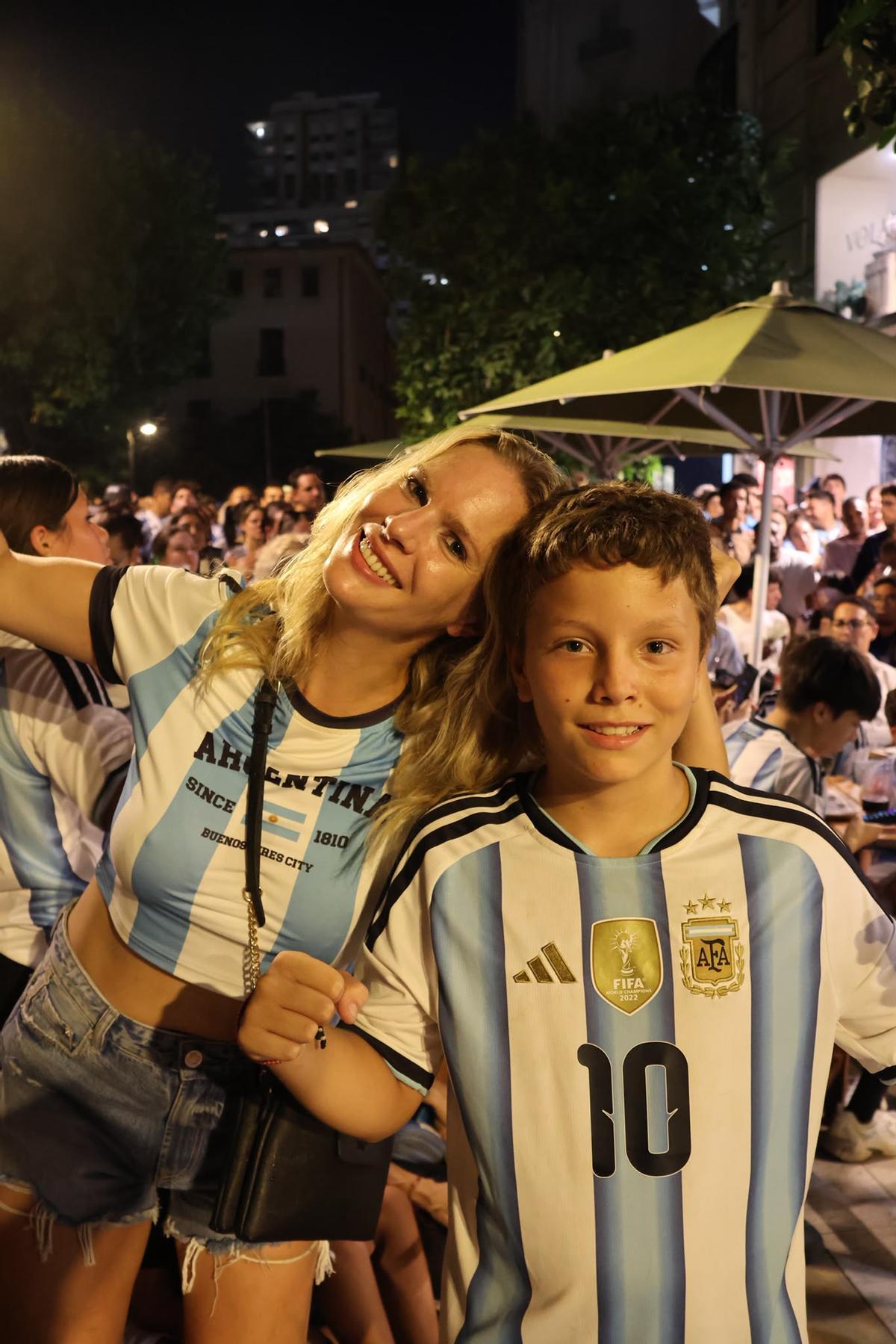 Thiago y Florencia, hijo y madre, siguiendo la final en Valencia.