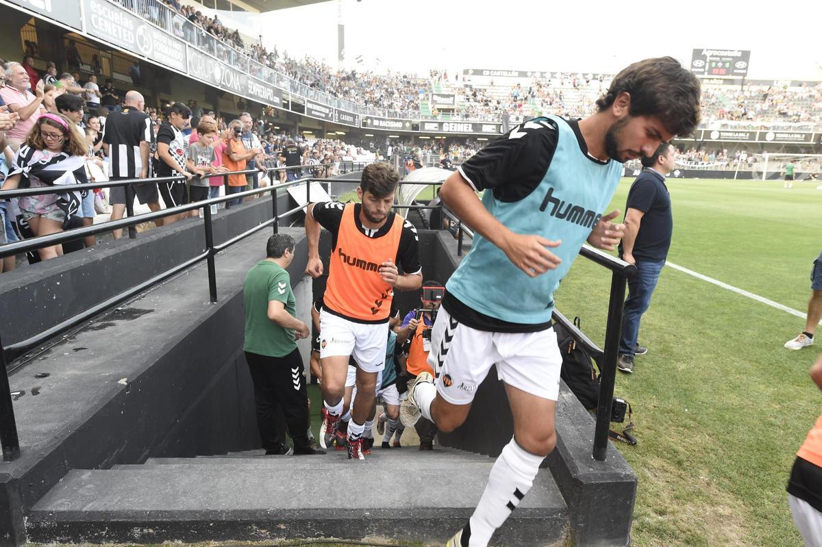 Marenyà, saltando al campo para calentar el día del ascenso a Segunda B.