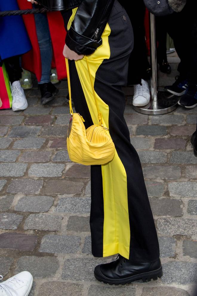 Detalle del bolso y los pantalones de Victoria Federica en París