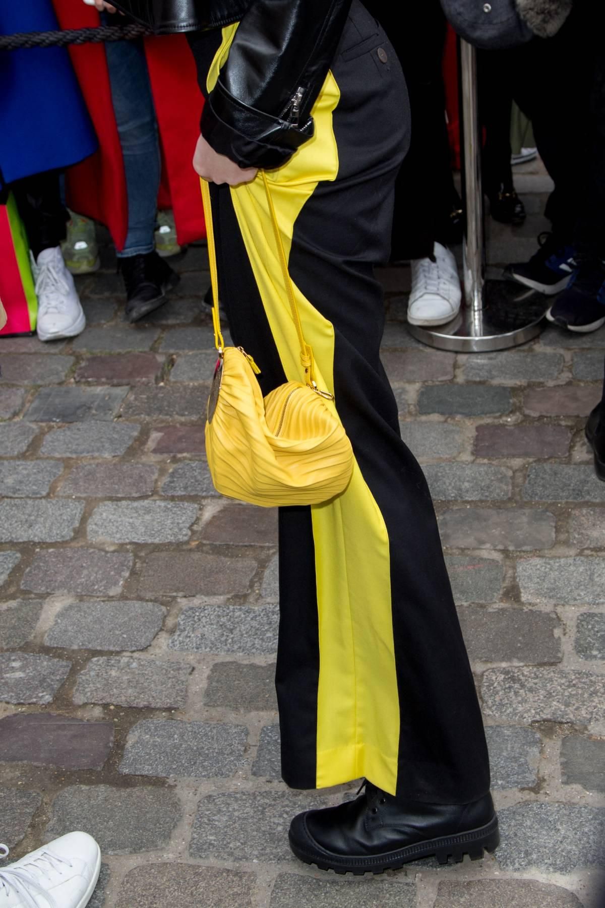 Detalle del bolso y los pantalones de Victoria Federica en París