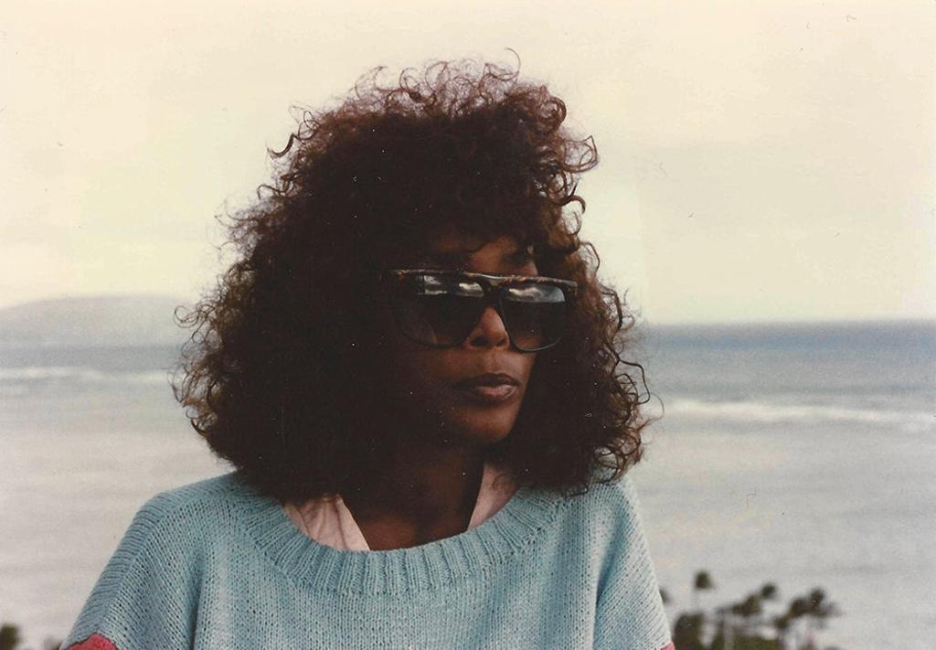 Whitney Houston, con gafas de sol