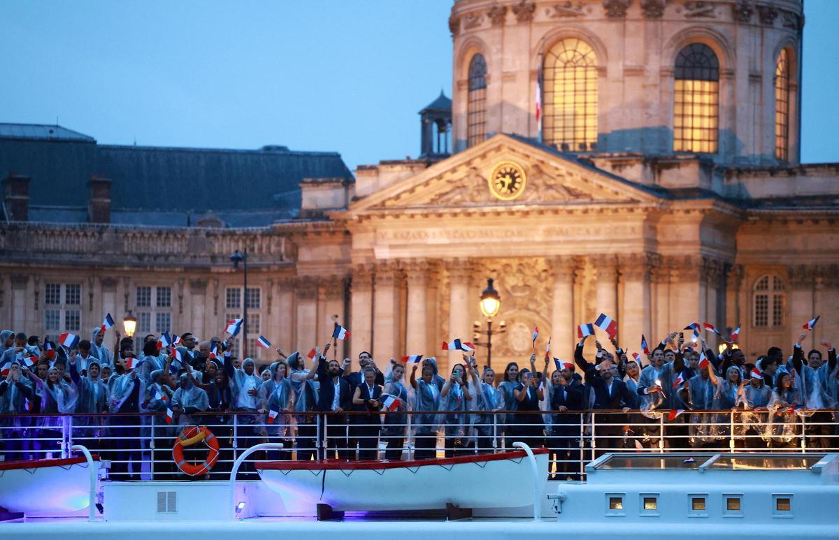 Espectadores durante el desfile flotante por el río Sena durante la ceremonia de apertura