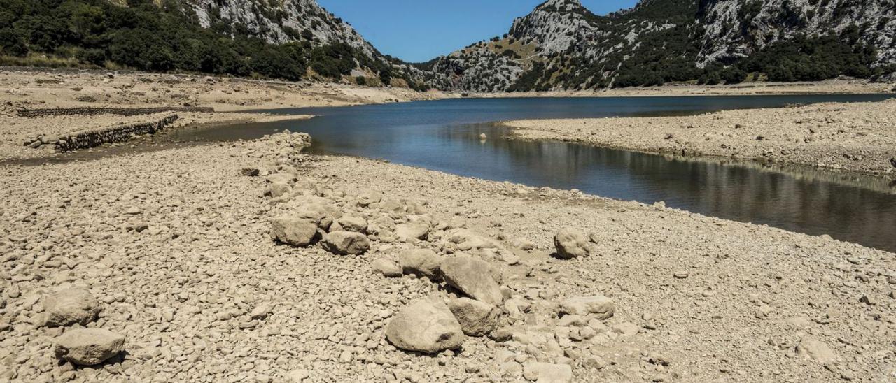 Imagen de archivo del embalse del Gorg Blau bajo mínimos, en un momento de sequía en Mallorca. | EFE