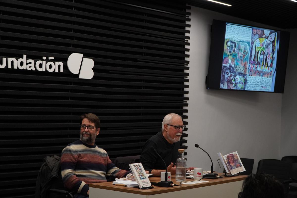 El pintor pacense José Paulette, junto al periodista José Figueiredo, en la presentación de 'Habitar la soledad'