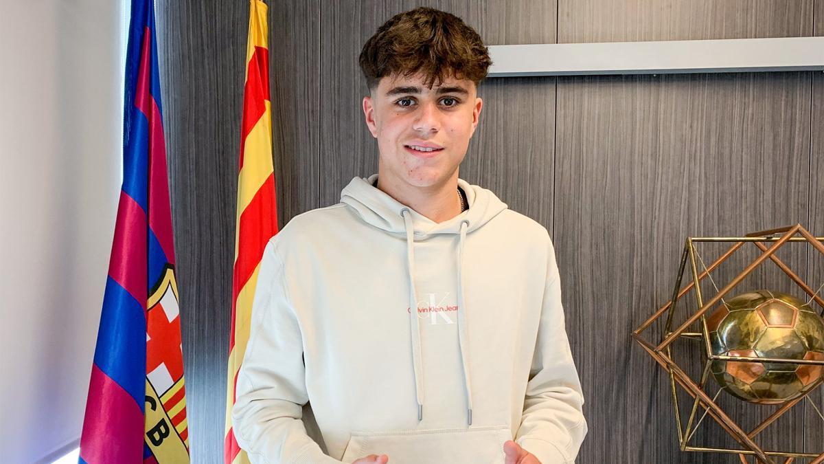 Arnau Pradas, en la firma de su primer contrato profesional