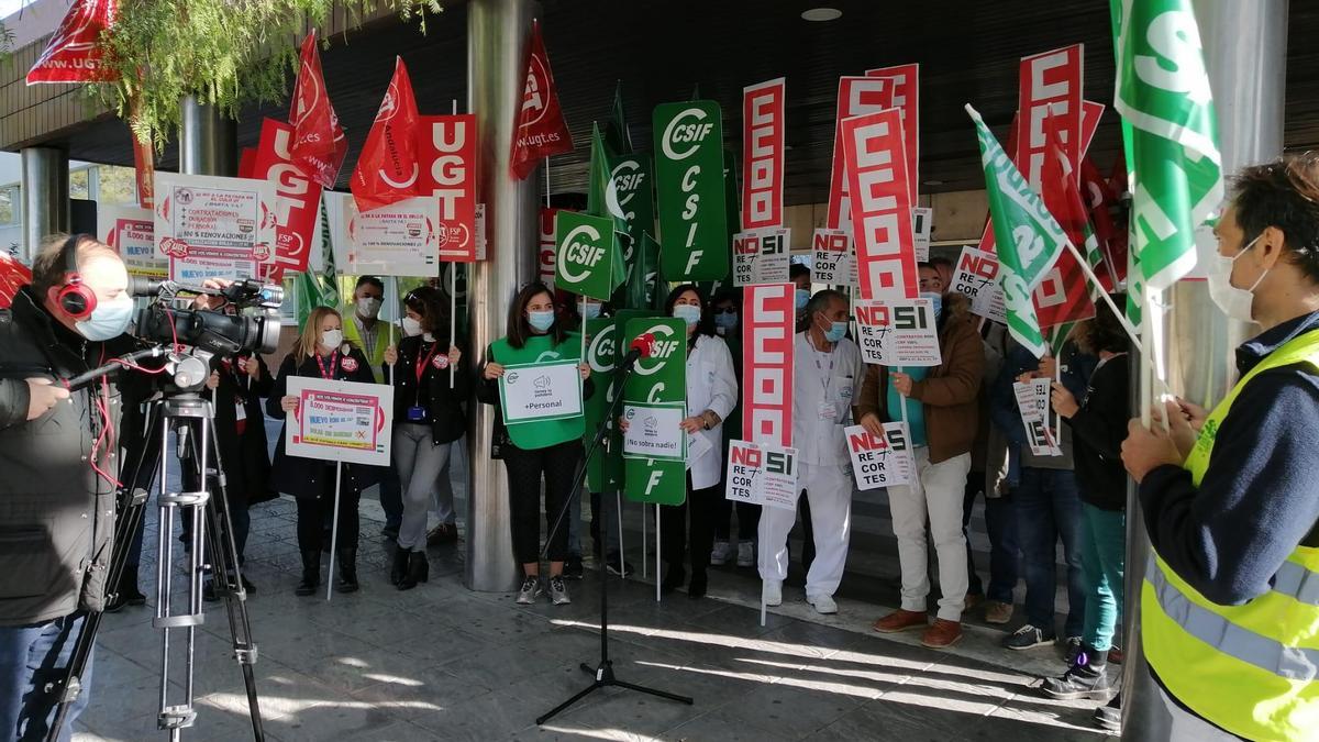 Concentración de sindicatos y profesionales sanitarios ante el hospital Infanta Margarita de Cabra.