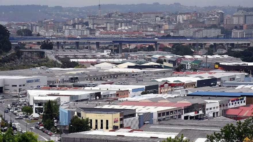 Naves del polígono de Pocomaco, con la tercera ronda y la ciudad de fondo.