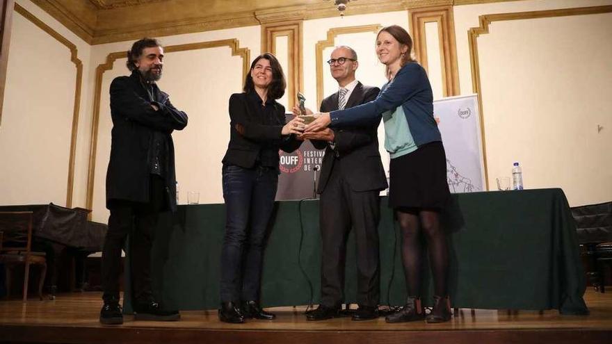 Fran Gayo, Laia Colell, Jesús Vázquez y Núria Aidelman, en la entrega del premio. // Jesús Regal