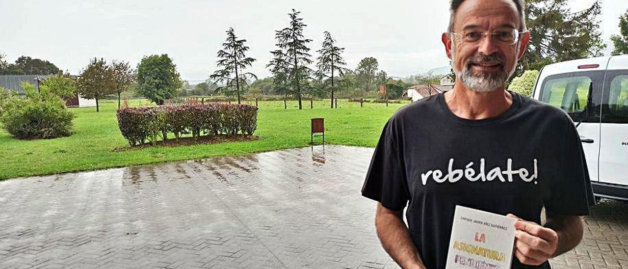 Enrique Javier Díez, ayer, en el exterior de la Casa de Cultura de Lugo de Llanera, con su libro.