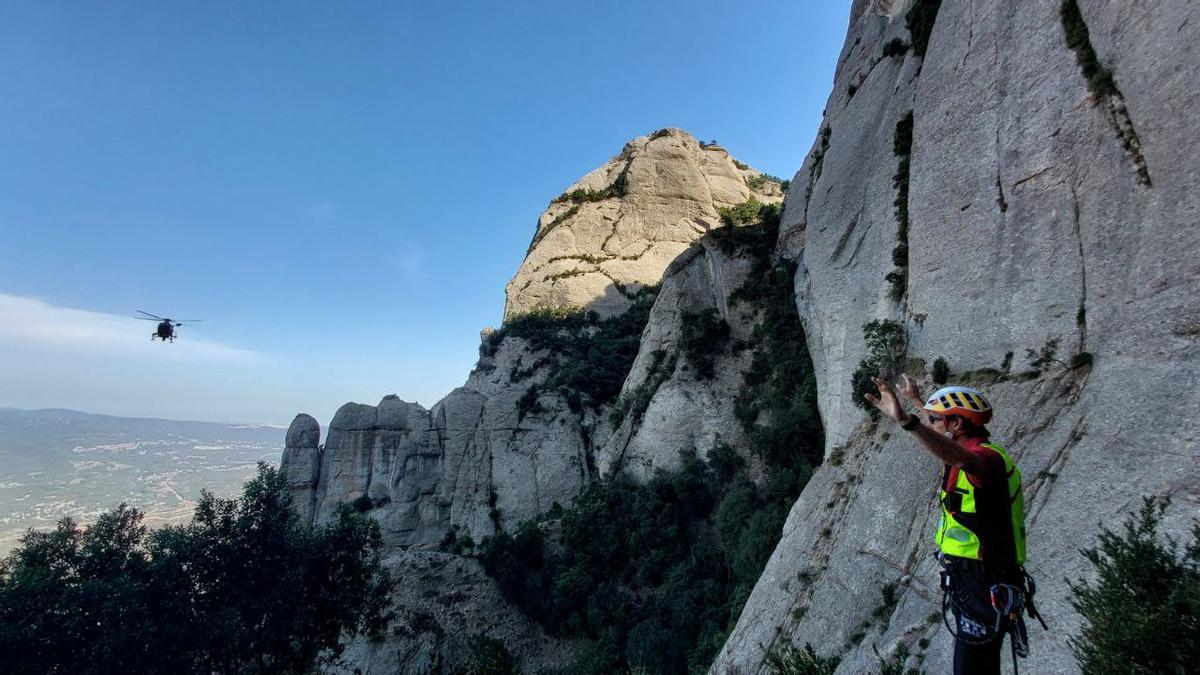 Un escalador esperant l'helicòpter al parc natural de Montserrat