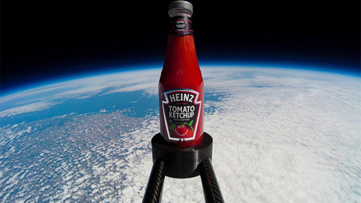 Un bote de tomate ketchup Heinz con visión espacial y vocación marciana