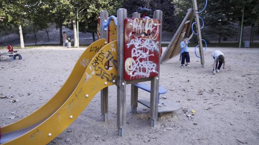 Tobogán repleto de pintadas, una práctica habitual en la ciudad.