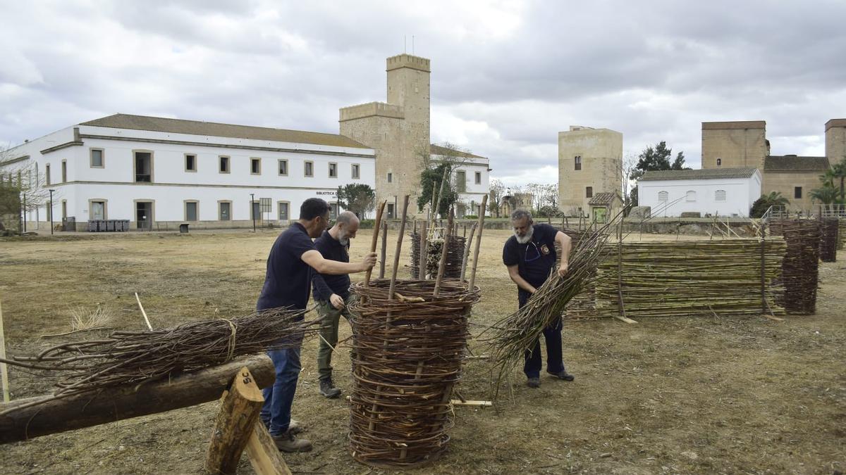 El campamento de época empezó a montarse ayer en la Alcazaba.