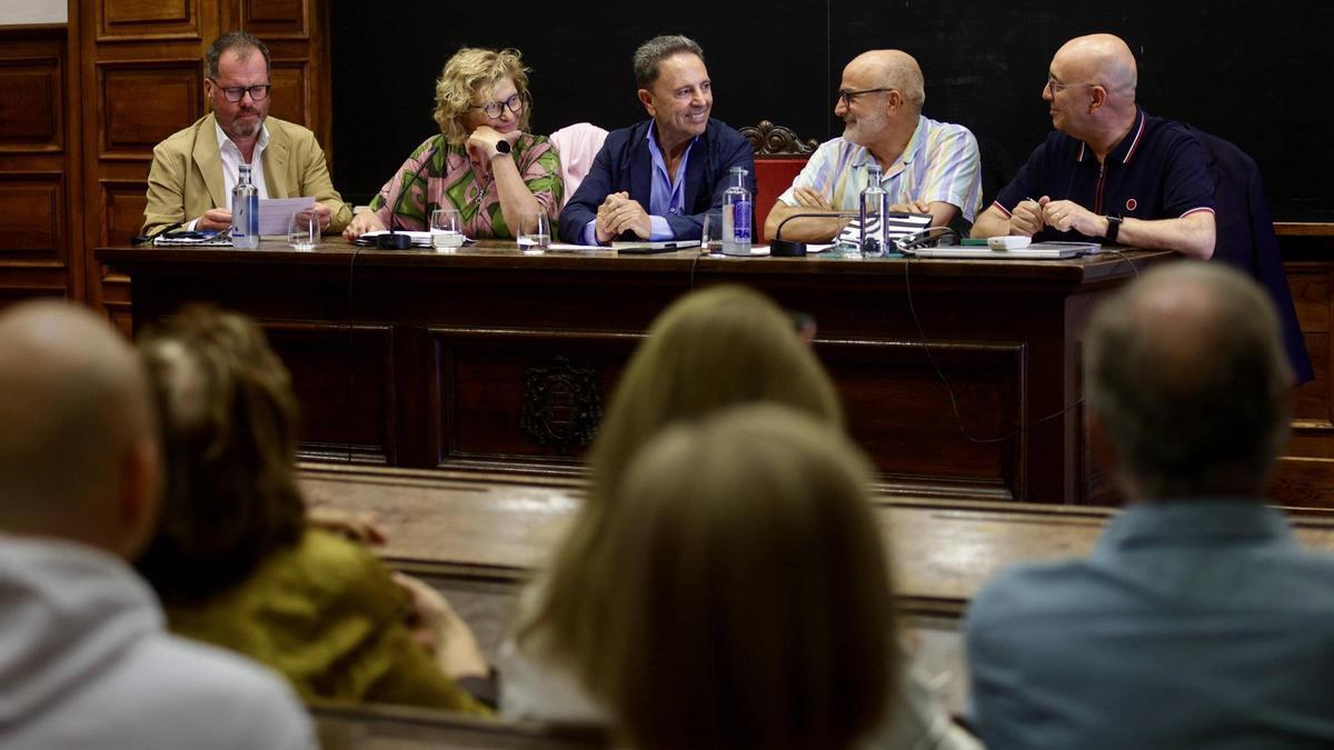 Manuel Bayona, en el centro, acompañado, desde la derecha, por José Antonio Vega, Miguel Rodríguez, Clavel Arce y Pablo Álvarez.