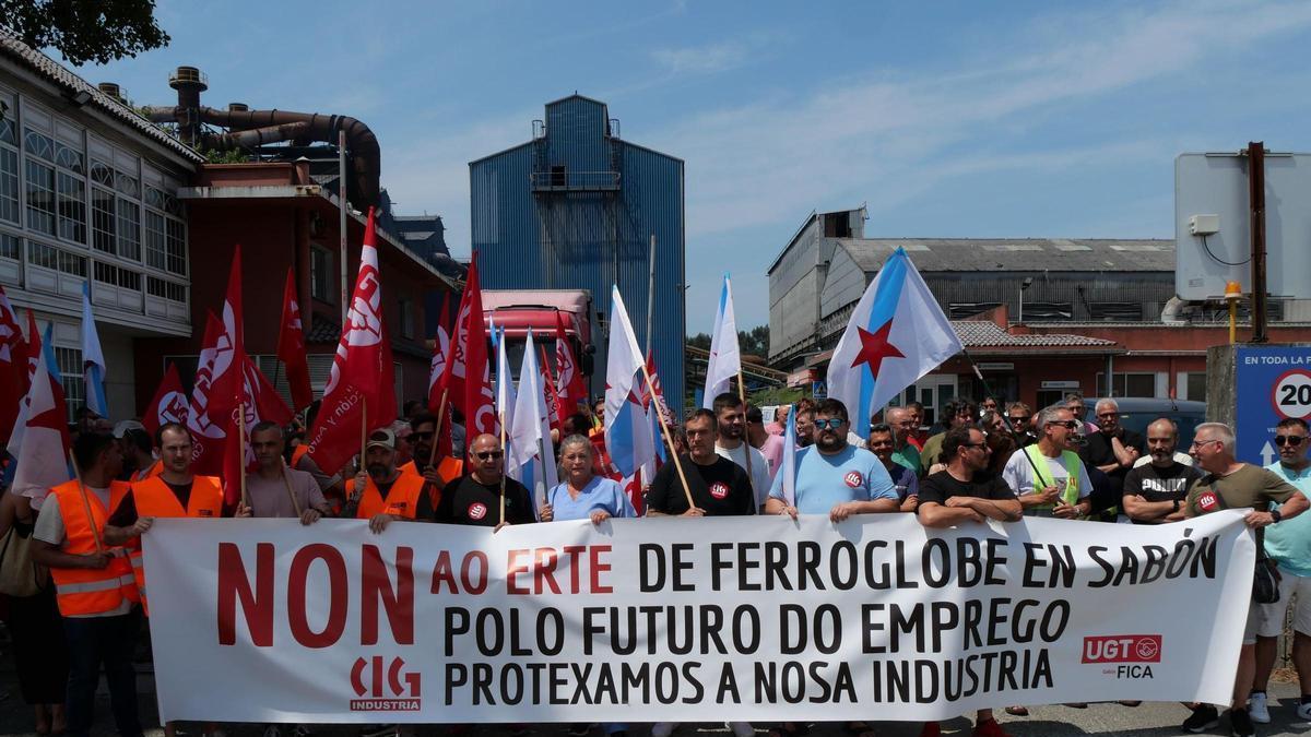Protesta del personal de Ferroglobe en Sabón