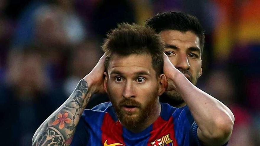 Luis Suárez consuela a Messi tras fallar este una ocasión de gol frente al portal de Eibar. // Efe
