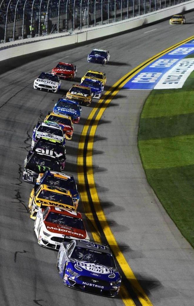 Kevin Harvick, conductor del Ford Busch Light #PIT4BUSCH #, lidera el campo durante el Duelo 2 de Vacaciones Bluegreen de la Copa NASCAR en el Daytona International Speedway en Daytona Beach, Florida.