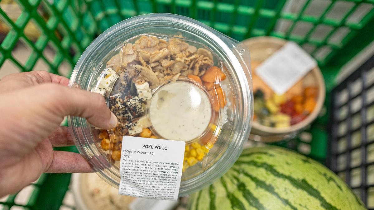 El nuevo 'poke' de pollo de Mercadona en una de las cestas del supermercado