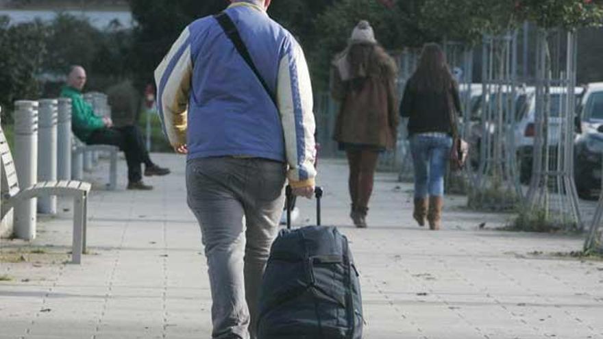 Un joven con una maleta. / Xoán Álvarez