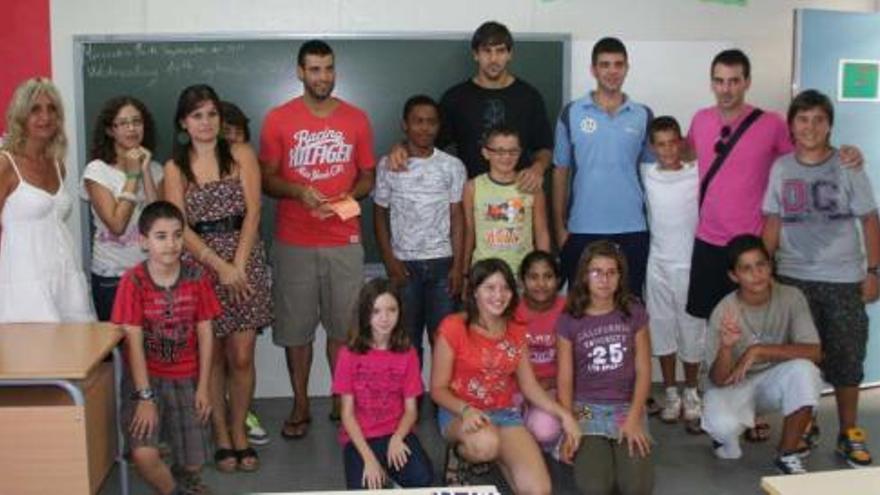 Los jugadores del Torrevieja, junto a los niños y los profesores, ayer.