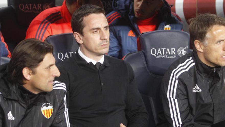 Neville: &quot;No me planteo dimitir&quot;